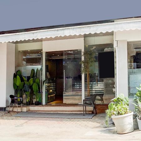 Super Townhouse Khar The Unicontinental Hotel Мумбай Екстериор снимка