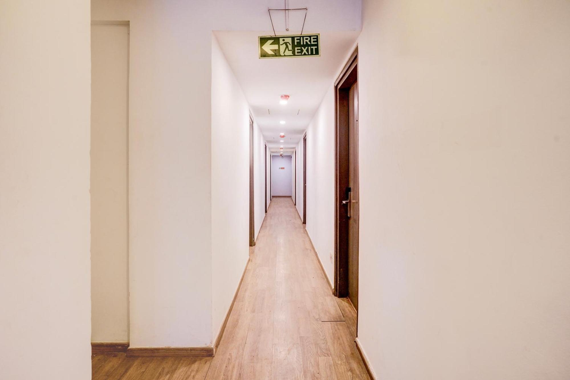 Super Townhouse Khar The Unicontinental Hotel Мумбай Екстериор снимка