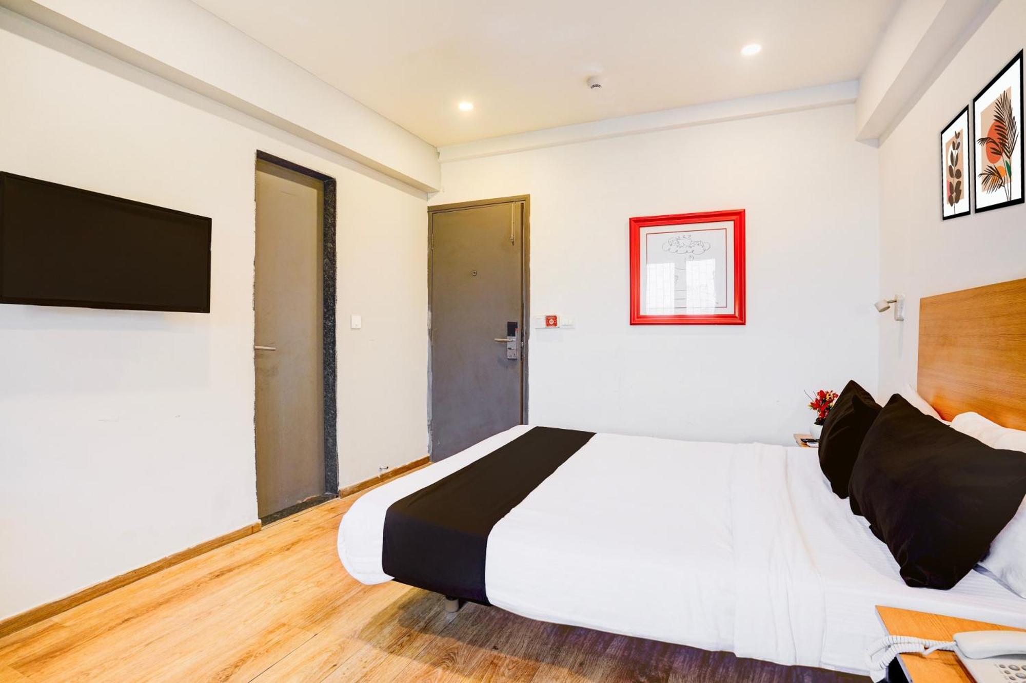 Super Townhouse Khar The Unicontinental Hotel Мумбай Екстериор снимка