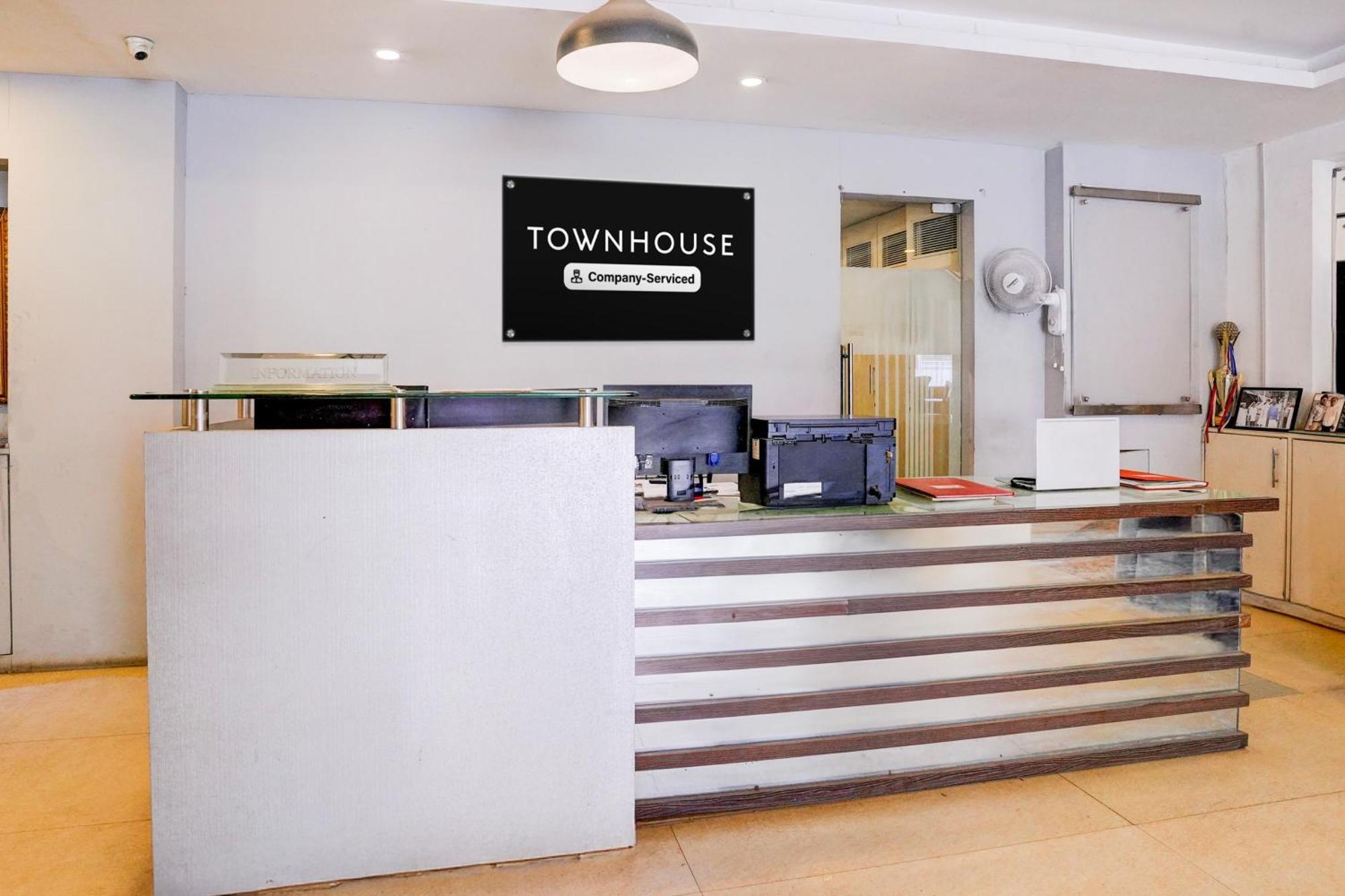 Super Townhouse Khar The Unicontinental Hotel Мумбай Екстериор снимка