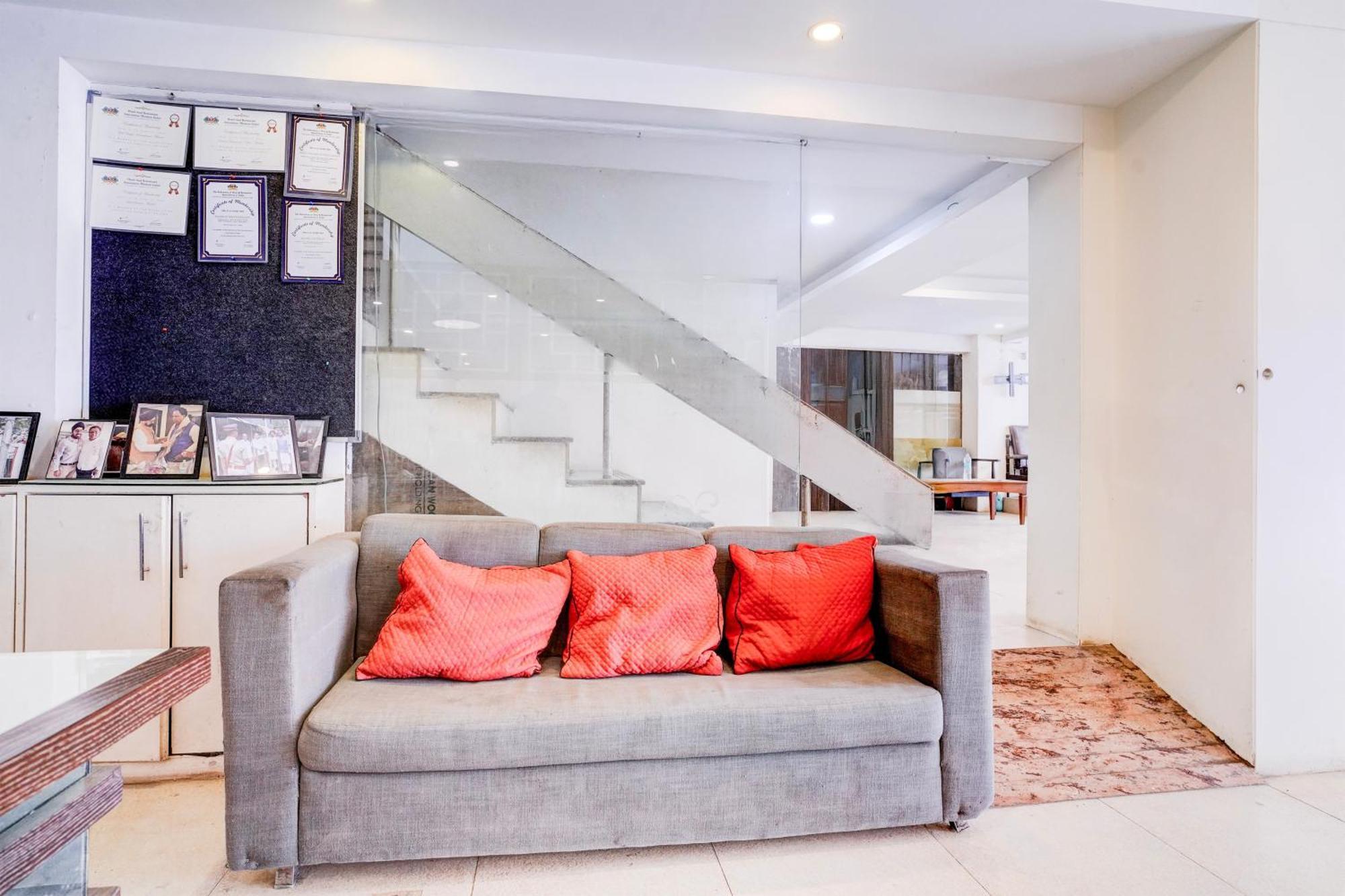 Super Townhouse Khar The Unicontinental Hotel Мумбай Екстериор снимка
