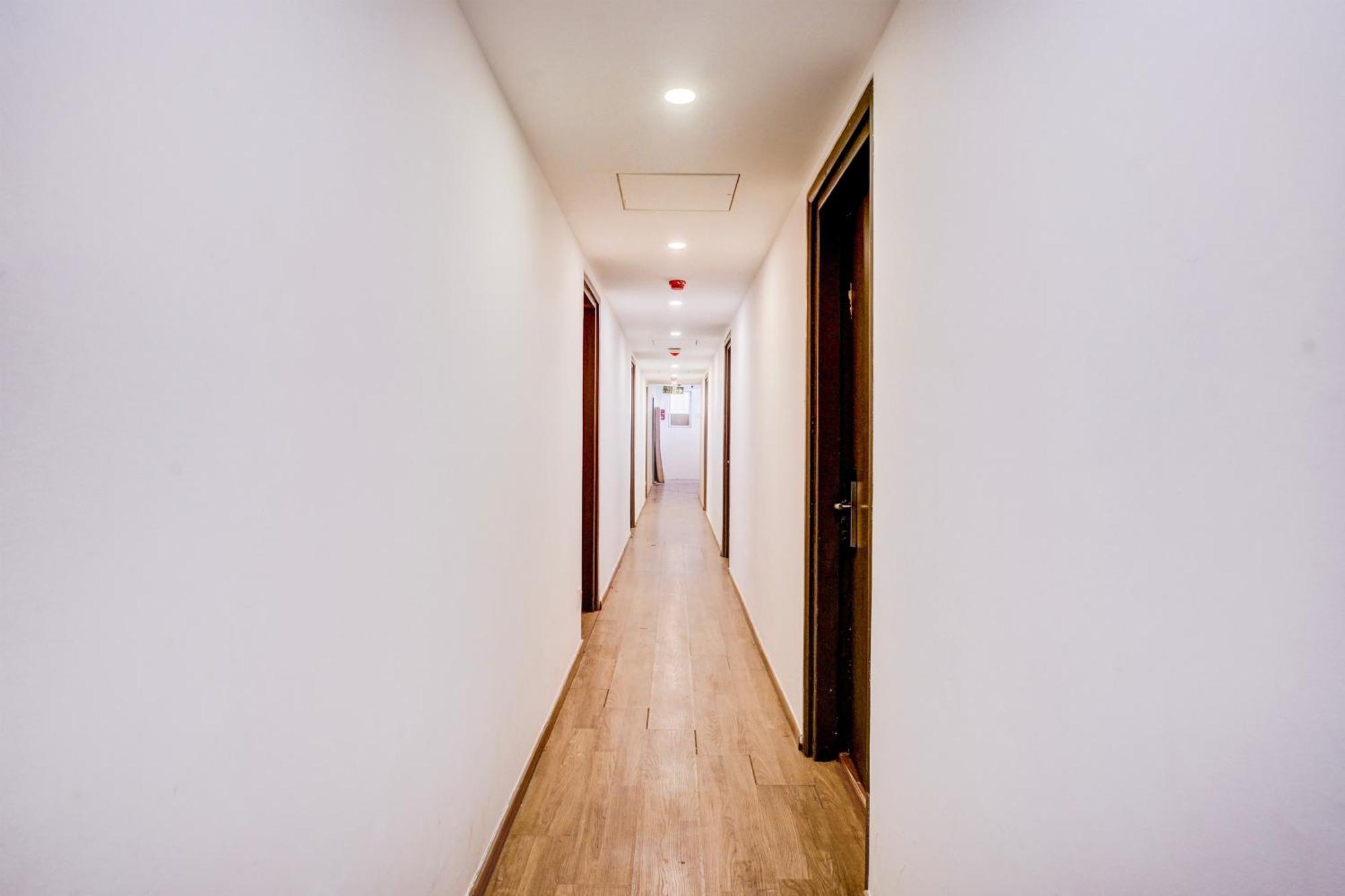Super Townhouse Khar The Unicontinental Hotel Мумбай Екстериор снимка