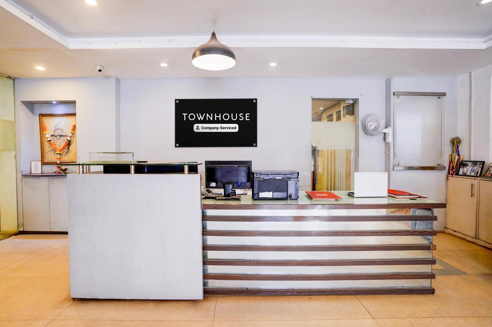 Super Townhouse Khar The Unicontinental Hotel Мумбай Екстериор снимка