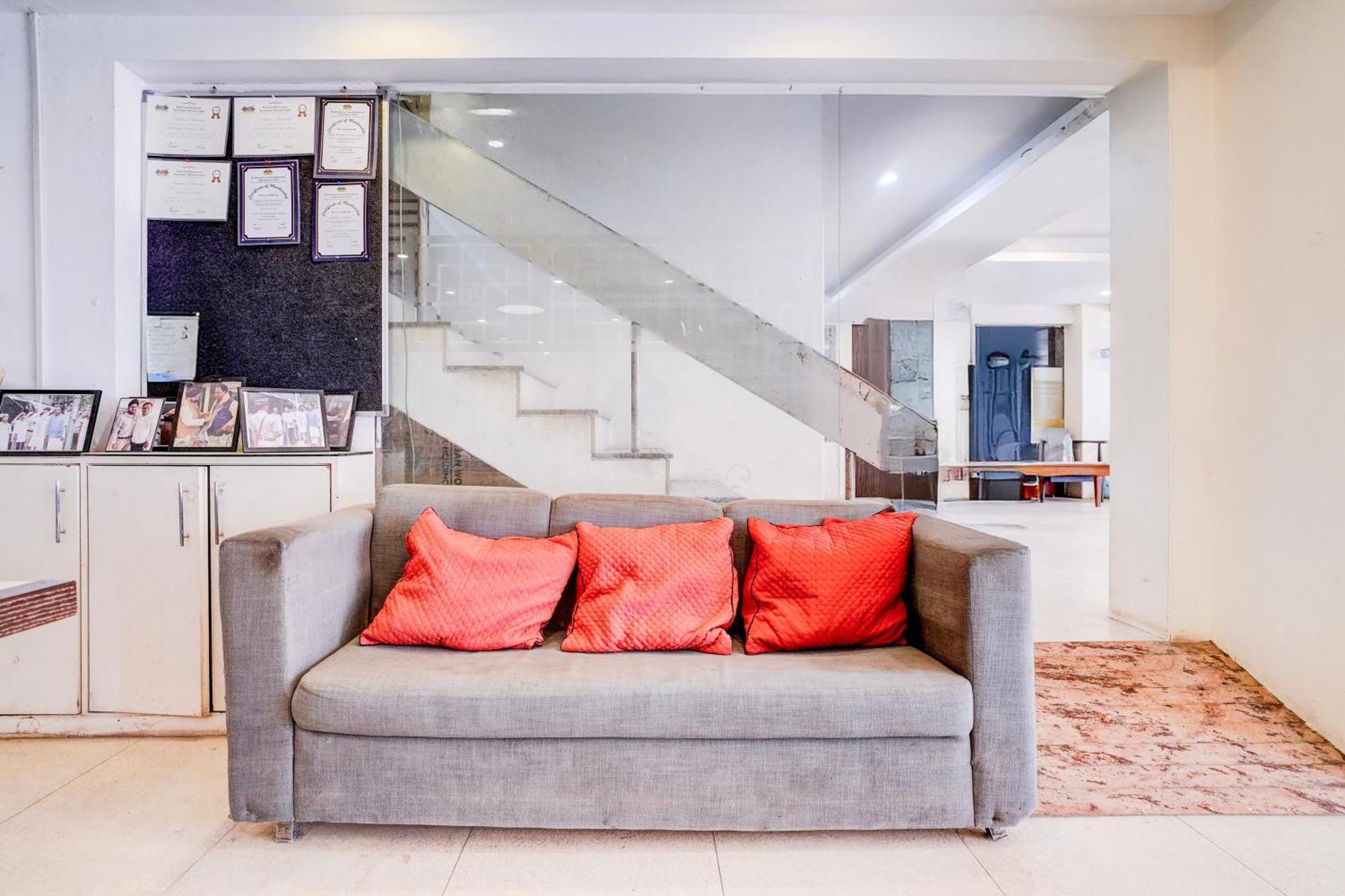 Super Townhouse Khar The Unicontinental Hotel Мумбай Екстериор снимка
